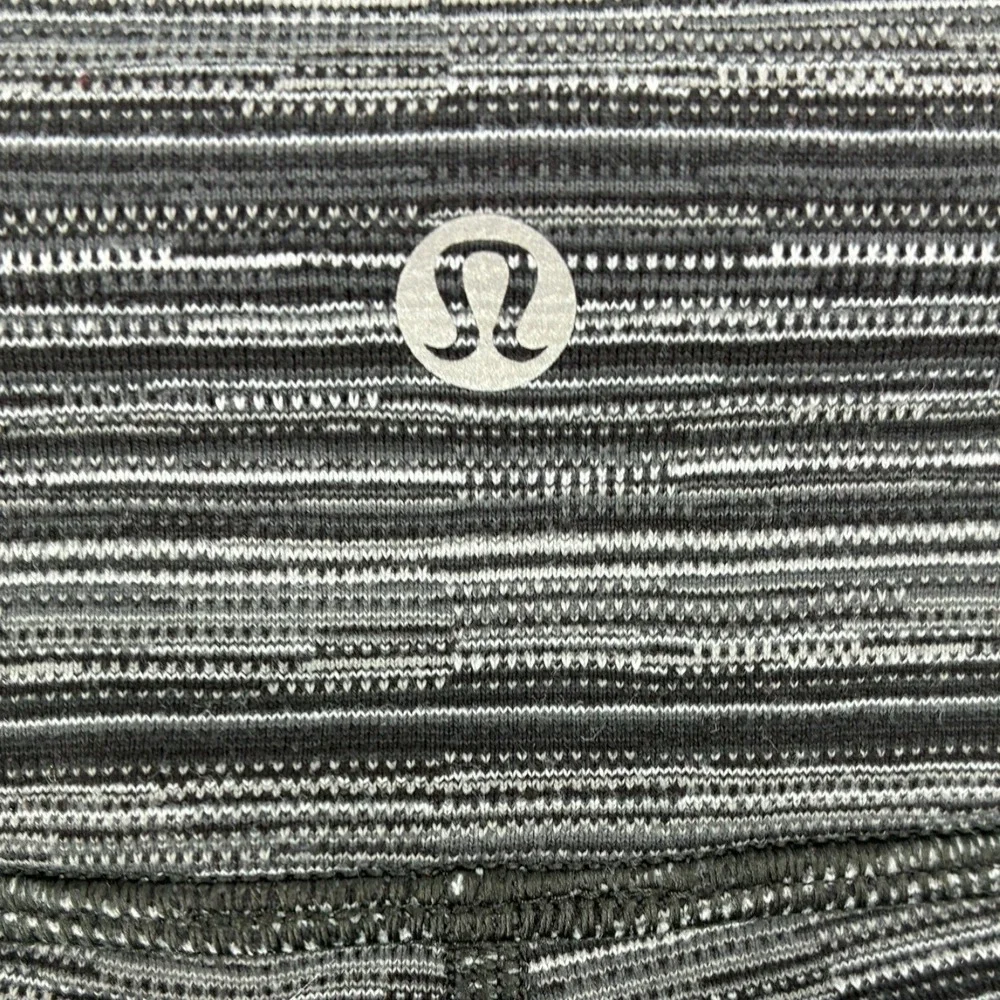 Lululemon Size 8 Cropped Leggings Back Slit Hem‎ Gray Stripe Yoga Pants